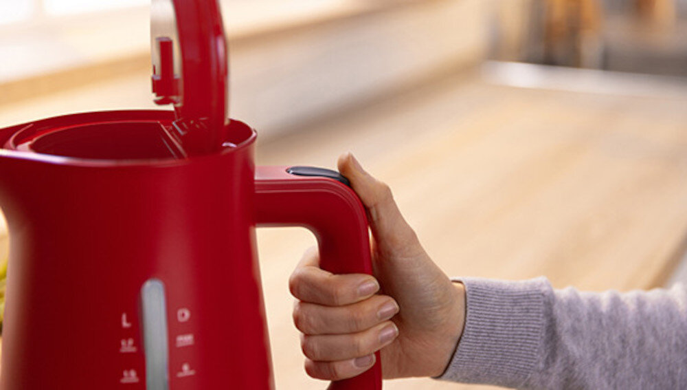 Czajnik BOSCH MyMoment TWK3M124 Otwieranie pokrywy wygoda przycisk dostęp napełnienie