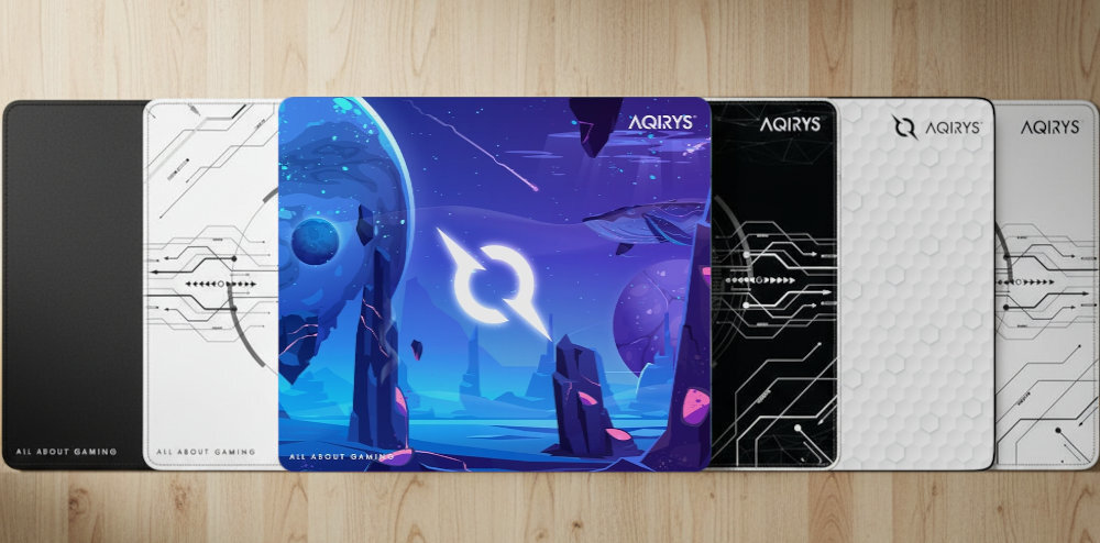 Podkładka AQIRYS Kraken - podkładka na biurku, na niej mysz i klawiatura