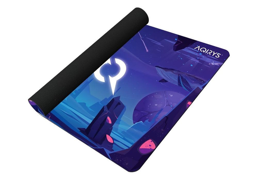 Podkładka AQIRYS Kraken Antypoślizgowa guma na spodzie nie przesuwa się - podkładka w połowie zwinięta na białym tle