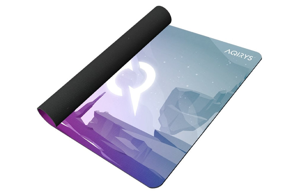 Podkładka AQIRYS Gravity Antypoślizgowa guma na spodzie nie przesuwa się - podkładka w połowie zwinięta na białym tle