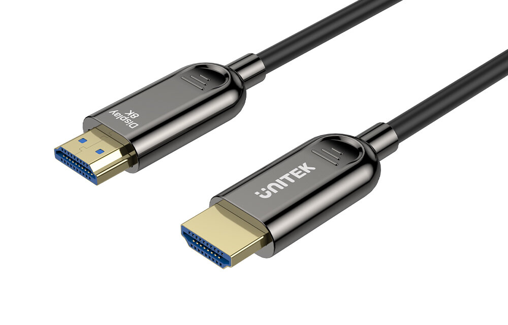 Obraz przedstawia dwa końce kabla optycznego HDMI z metalicznymi złączami. Na jednym złączu widoczny jest napis \'Display 8K\', a na drugim \'UNITEK\'.