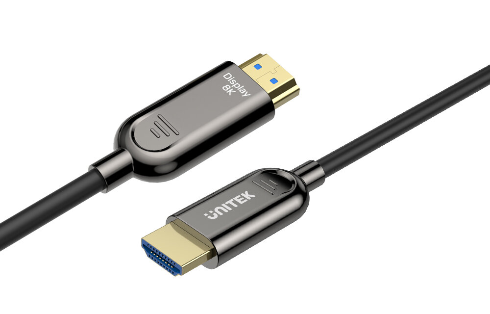 Na obrazie widoczny jest kabel HDMI z dwoma złączami, na jednym z nich znajduje się napis \'Display 8K\', a na drugim logo \'UNITEK\'. Kabel ma metaliczne wykończenie i czarny przewód.