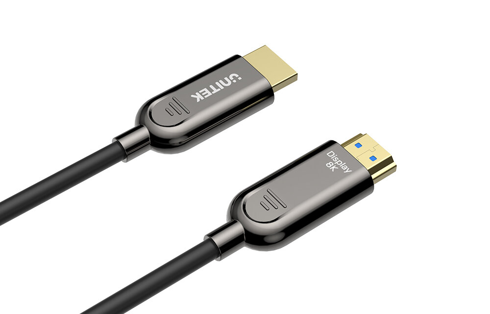 Obraz przedstawia dwa końce kabla HDMI z metalicznymi wtyczkami. Na jednej wtyczce widoczny jest napis \'UNITEK\', a na drugiej \'Display 8K\'.