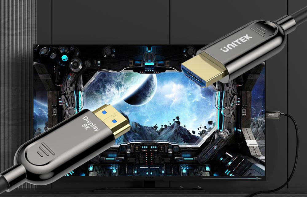 Na obrazie widoczny jest kabel HDMI z końcówkami oznaczonymi jako \'Display 8K\' i \'UNITEK\'. W tle znajduje się ekran z grafiką przedstawiającą kosmiczny krajobraz.