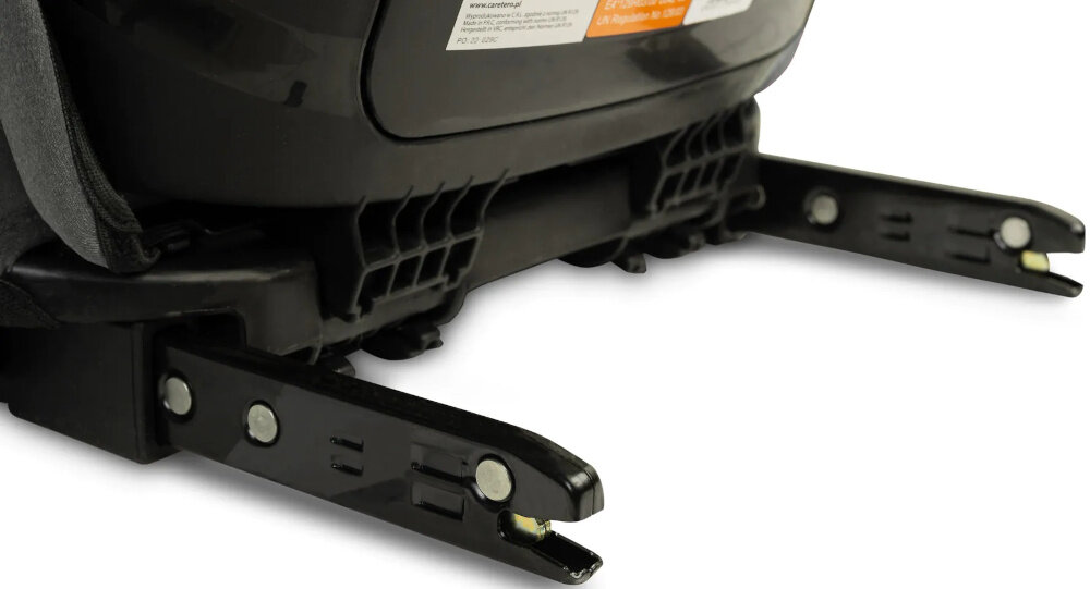 Fotelik samochodowy CARETERO Nimbus I-Size 100-150 cm (15-36 kg) Grafitowy zbliżenie na bolce systemu ISOFIX białe tło system ISOFIX montaż z samochodowymi pasami bezpieczeństwa szybki i powtarzalny montaż fotelika stabilność i komfort dziecka