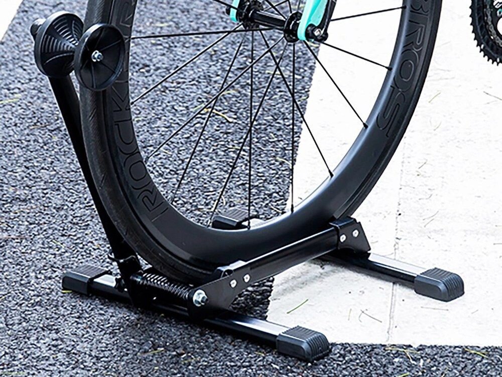 Stojak rowerowy ROCKBROS 27210001002, ochrona, pion, stabilizacja, serwis, Rower stoi z tylnym kołem w stojaku.