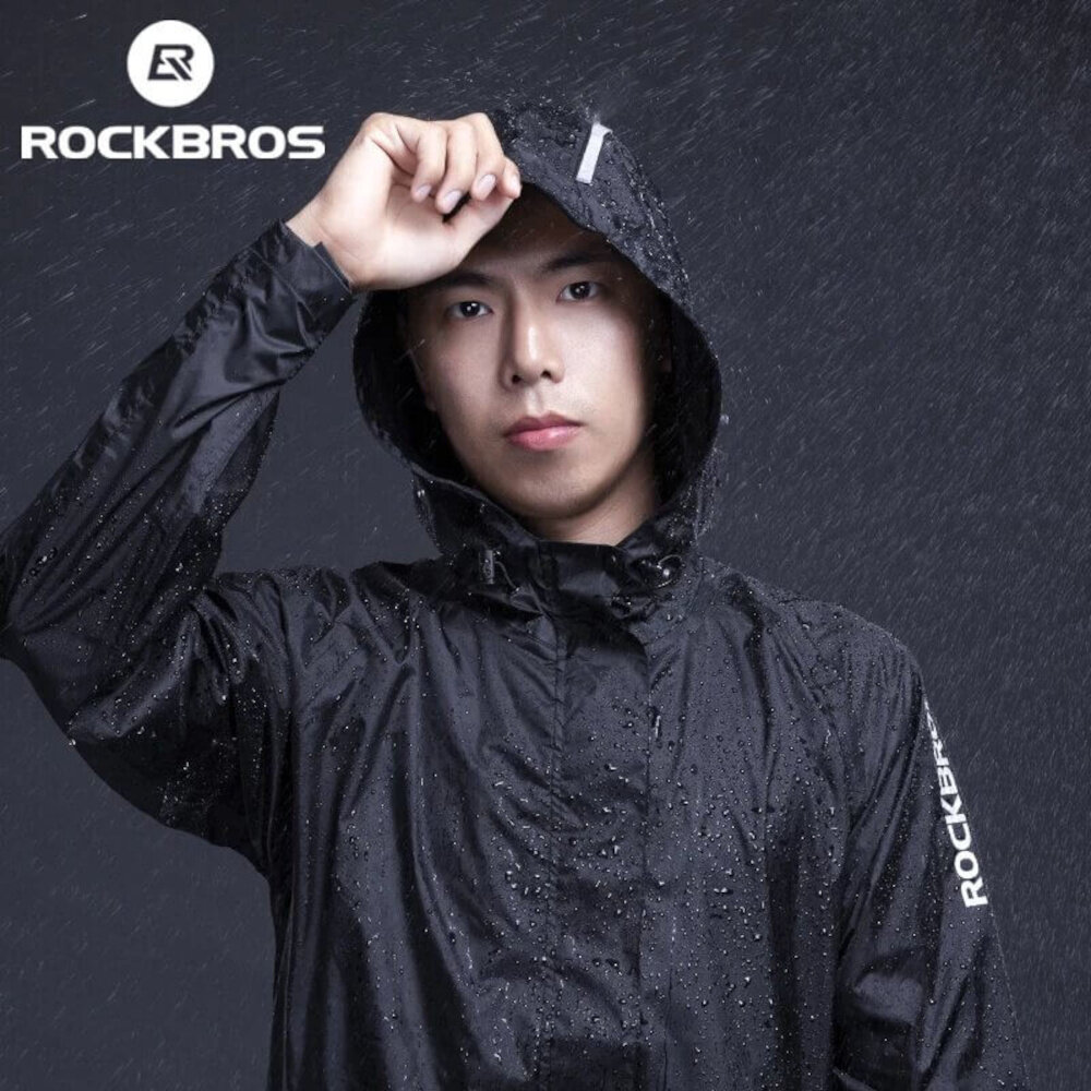 Kurtka przeciwdeszczowa ROCKBROS YPY013BK4XL rozmiar XXXXL Czarny osoba w zapiętej kurtce trzymająca się za daszek na kapturze ochrona przed deszczem i słońcem szczelna konstrukcja kaptur zamki błyskawiczne odblaski