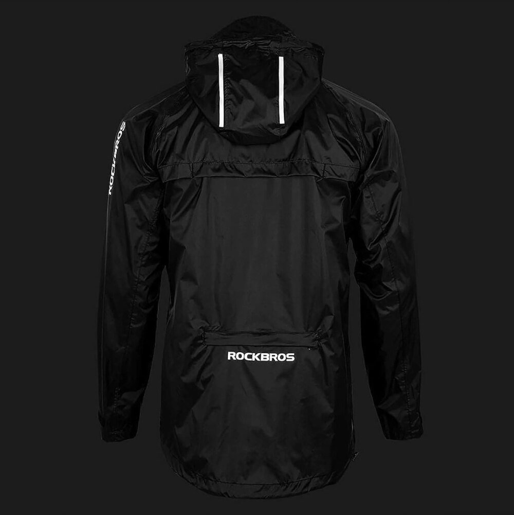 Kurtka przeciwdeszczowa ROCKBROS YPY013BK4XL rozmiar XXXXL Czarny osoba w kurtce w ciemnym pomieszczeniu widoczne elementy odblaskowe odblaskowe detale widoczność użytkownika po zmroku i w trudnych warunkach atmosferycznych dobrze widoczne osoby bezpieczne