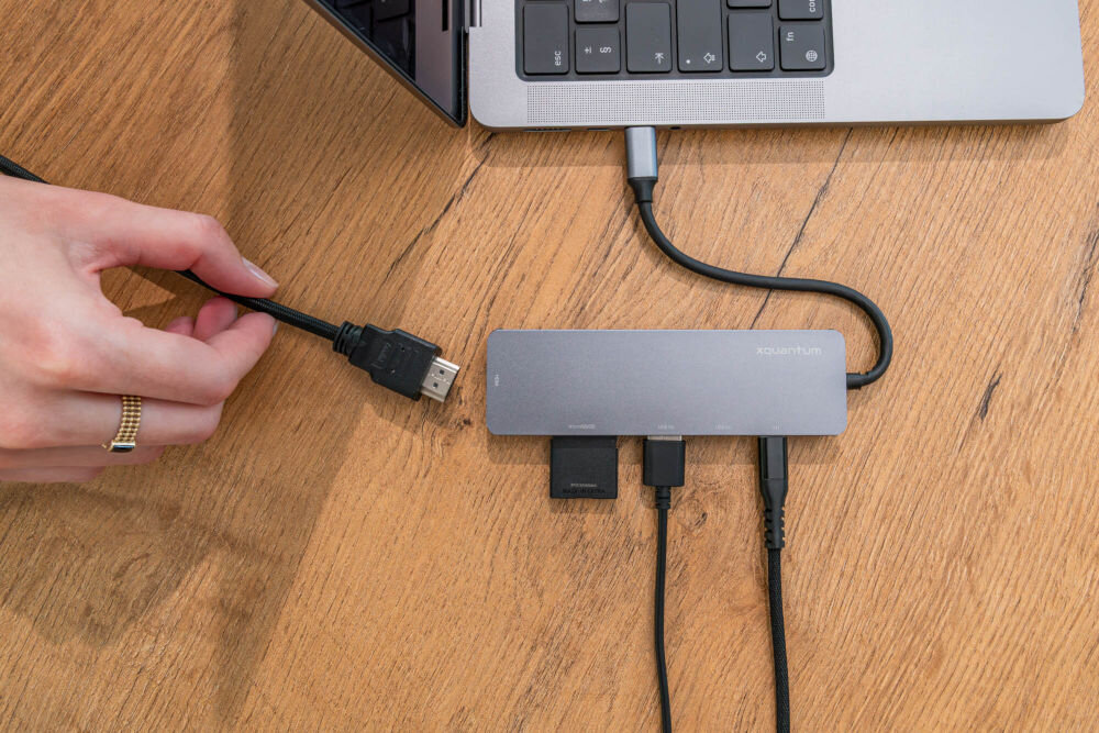 Hub USB XQUANTUM UH210 6w1 na białym tle rozczepiony adapter USB-C do USB-A