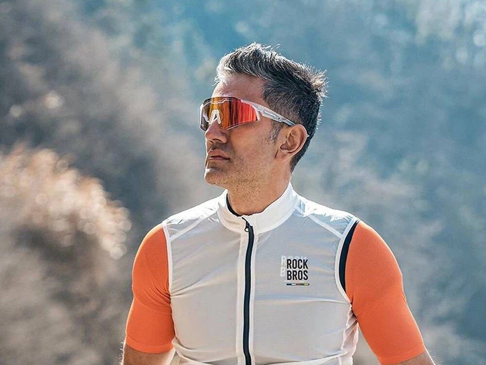 Okulary rowerowe ROCKBROS SP297 Biały, Okulary, rower, widoczność, ochrona, Rowerzysta w kasku i okularach jedzie przez las
