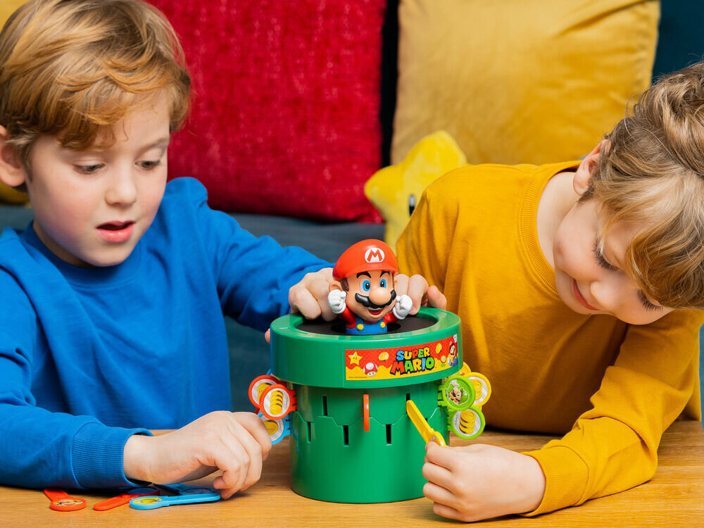 Gra towarzyska TOMY Pop Up Mario T73538 trójka dzieci grająca w gre w domu