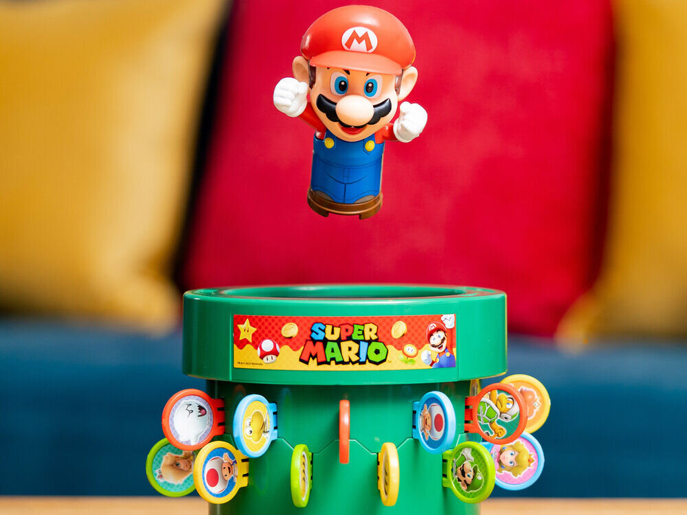 Gra towarzyska TOMY Pop Up Mario T73538 zbliżenie na wkładanie mieczyka do beczki zasady gry rozgrywka