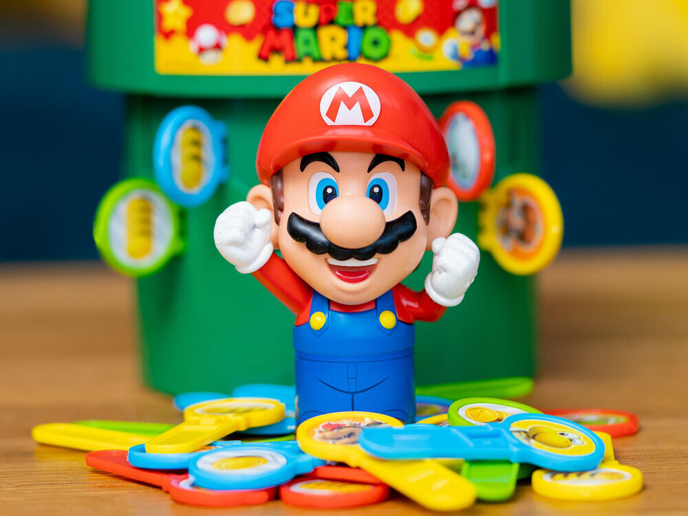 Gra towarzyska TOMY Pop Up Mario T73538 dzieci grające w grę stich wyskakujący z beczki
