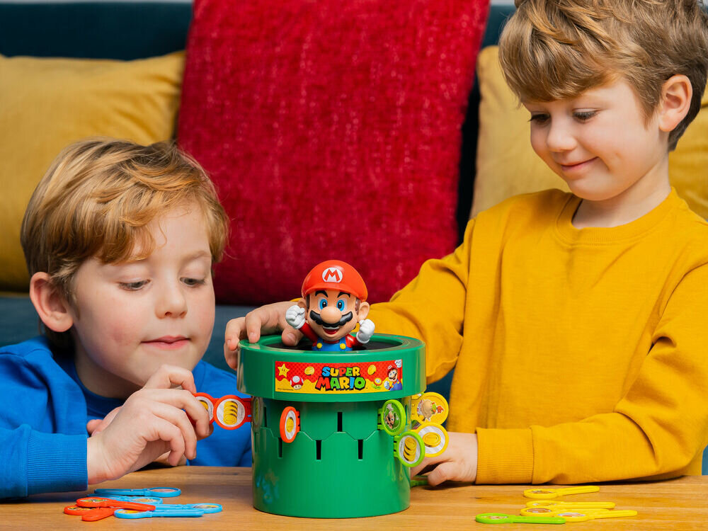 Gra towarzyska TOMY Pop Up Mario T73538 gra rozłożona na blacie kolorowe elementy rozwijanie umiejętności proste zasady