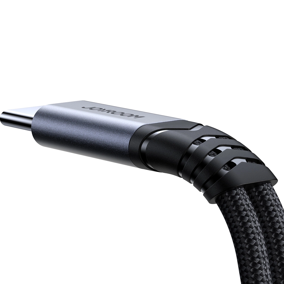 Zbliżenie na czarny kabel USB-C z metaliczną końcówką, na której widnieje napis \'JOYROOM\'.