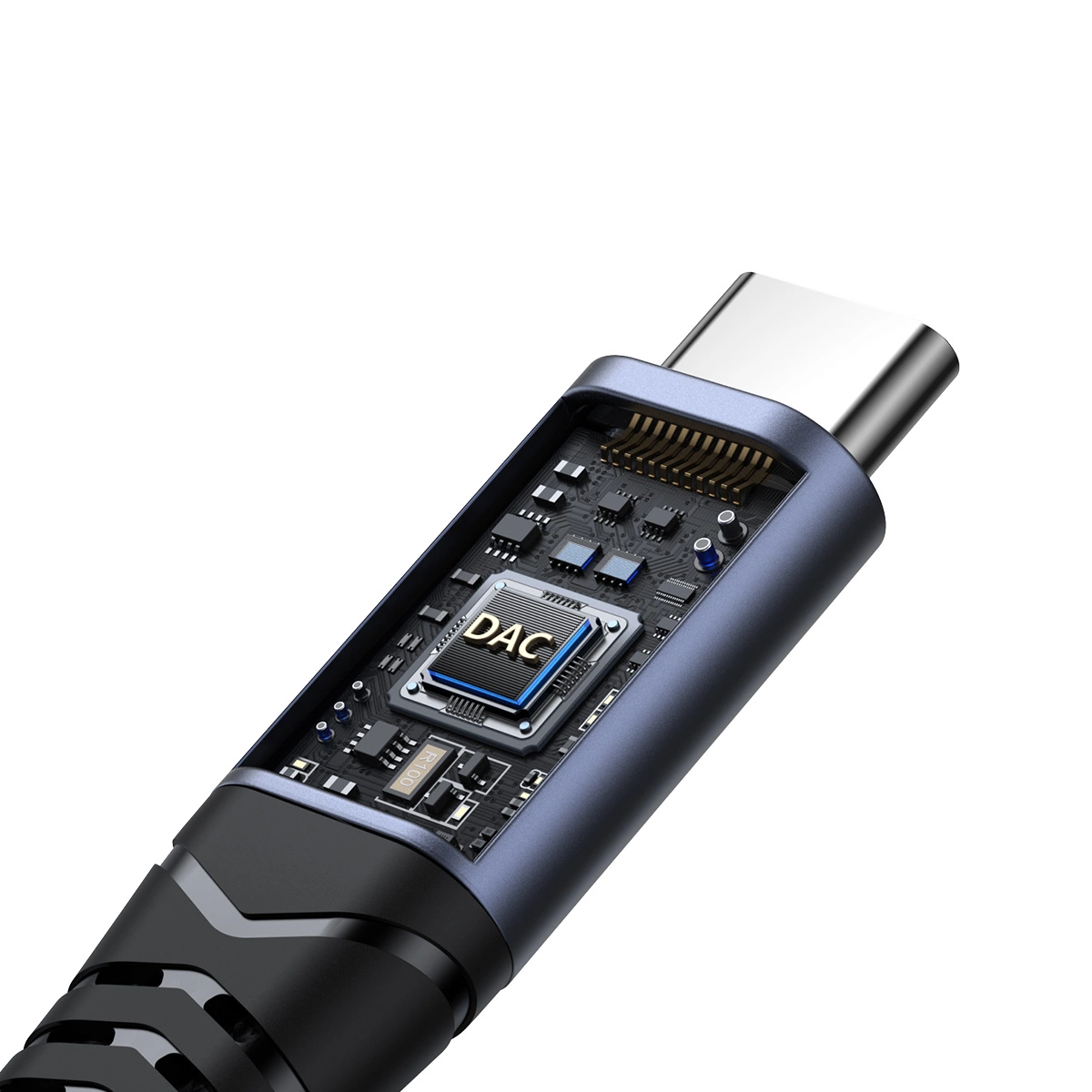 Zbliżenie na adapter USB-C z widocznym wnętrzem, gdzie znajduje się układ scalony z napisem \'DAC\'.