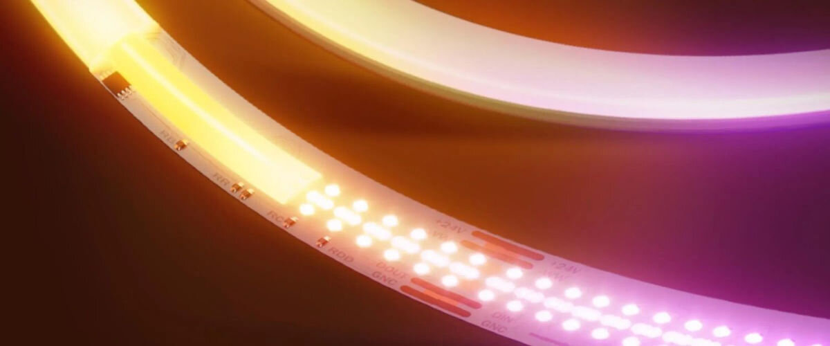 Taśma LED GOVEE Strip Lights Pro H61E5 3 m WiFi/Bluetooth, 1260 diod, równomierne, RGBIC, cięcie, zbliżenie na taśmę LED podłączoną do zasilacza