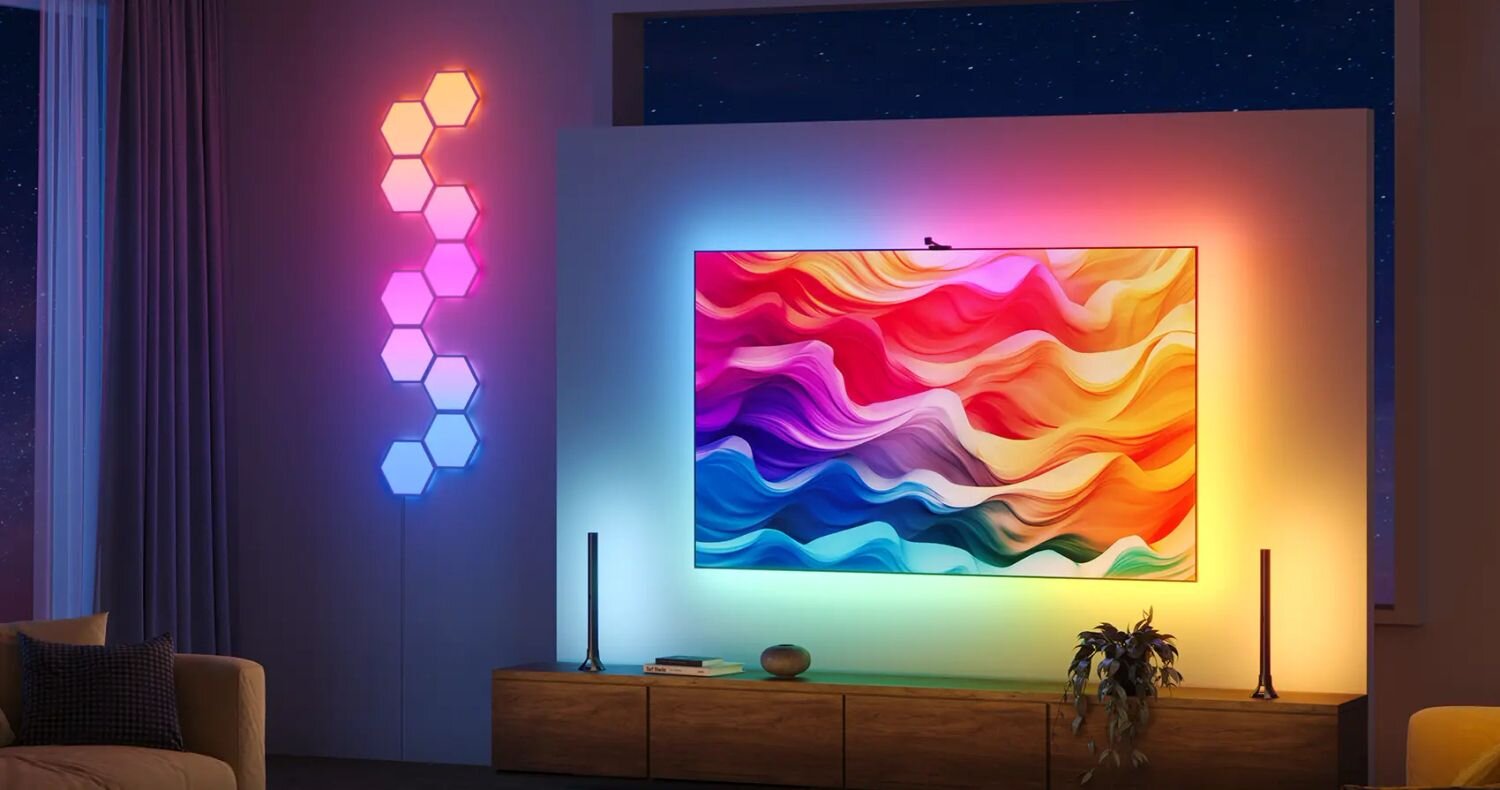 Taśma LED GOVEE H6098 4.8 m Envisual TV Backlight Wi-Fi/Bluetooth, kolor, kino, domowe, tv, Salon z kolorowo podświetlonym obrazem i dekoracyjnymi panelami LED na ścianie.