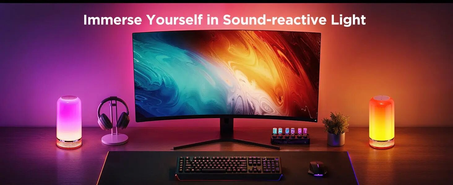 Lampka nocna GOVEE H6022, barwy, emocje, klimat, komfort, lampki stoją po lewej i prawej stronie biurka monitora gamingowego