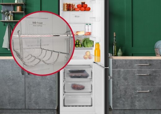 Otwarta lodówka MPM-375-FR-53 w zabudowie kuchennej. Zbliżenie na elementy jej wyposażenia.