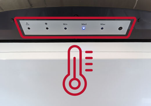 Zbliżenie na sterowanie elektroniczne lodówki MPM-375-FR-53. Symbol termometru.