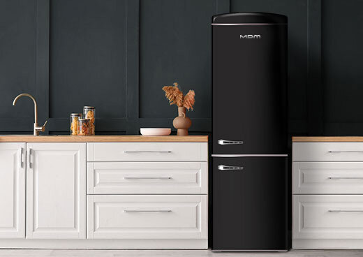 Lodówka MPM-375-FR-53 w zabudowie kuchennej.