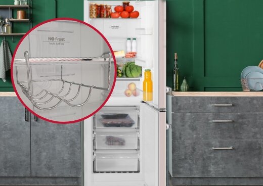 Otwarta lodówka MPM-375-FR-54 w zabudowie kuchennej. Zbliżenie na elementy jej wyposażenia.