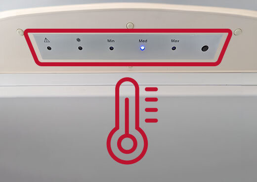 Zbliżenie na sterowanie elektroniczne lodówki MPM-375-FR-54. Symbol termometru.