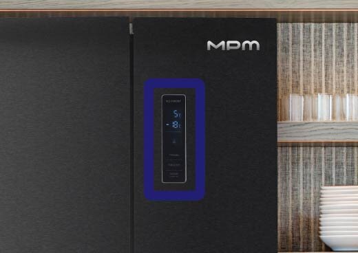 Zbliżenie na elektroniczny panel sterowania lodówki MPM-351-SBF-07.