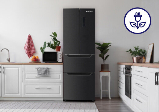 Lodówka MPM-351-SBF-07 w jasnej kuchni. Ikona liścia i zasilacza.