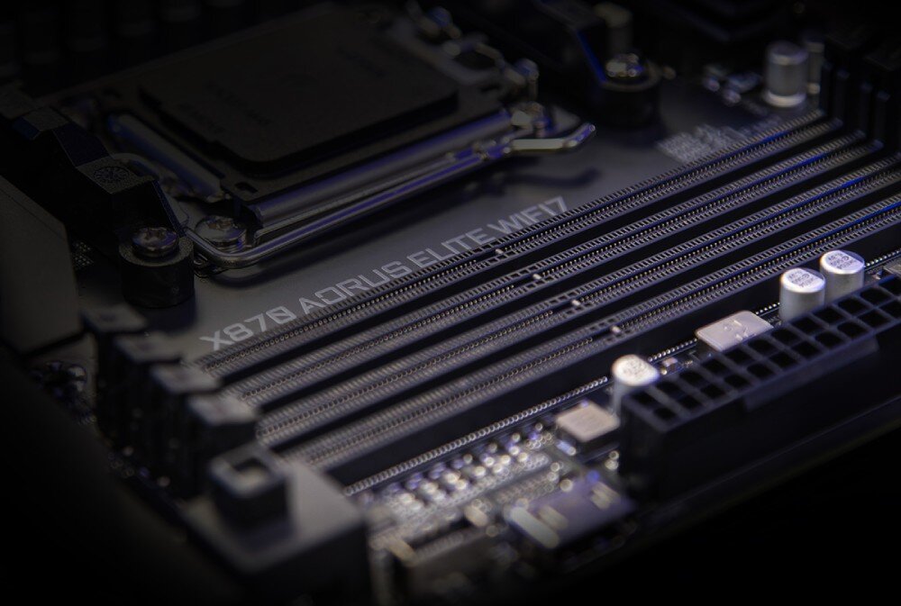 Płyta główna GIGABYTE X870 Aorus Elite WiFi7 Fragment płyty głównej z czterema slotami pamięci RAM i napisem X870 Aorus Elite WiFi7, pamięć DDR5, taktowanie
