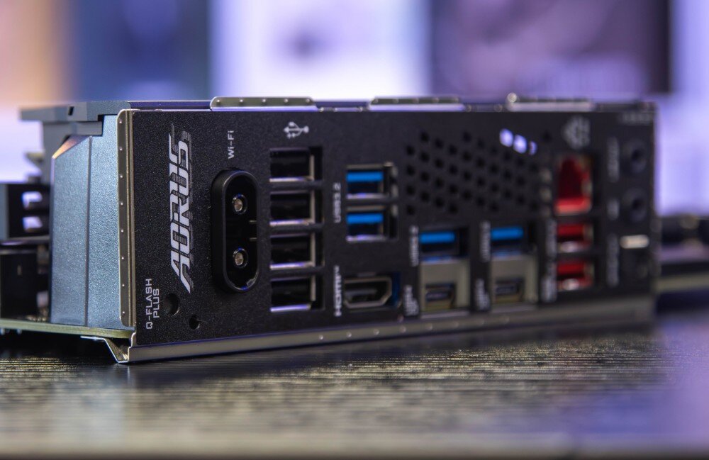 Płyta główna GIGABYTE X870 Aorus Elite WiFi7 Zbliżenie na tylny panel wejść i wyjść z widocznymi portami USB, HDMI, sieciowymi oraz logo Aorus, dźwięk, audio, jakość