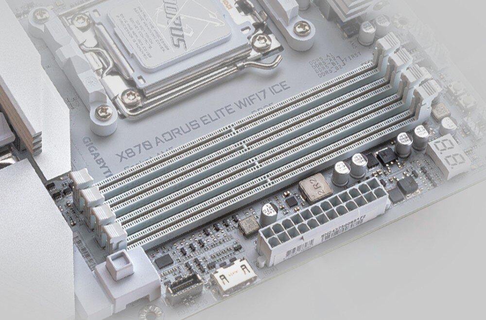 Płyta główna GIGABYTE X870 Aorus Elite WiFi7 Ice Fragment płyty głównej z czterema slotami pamięci RAM i napisem X870 Aorus Elite WiFi7, pamięć DDR5, taktowanie