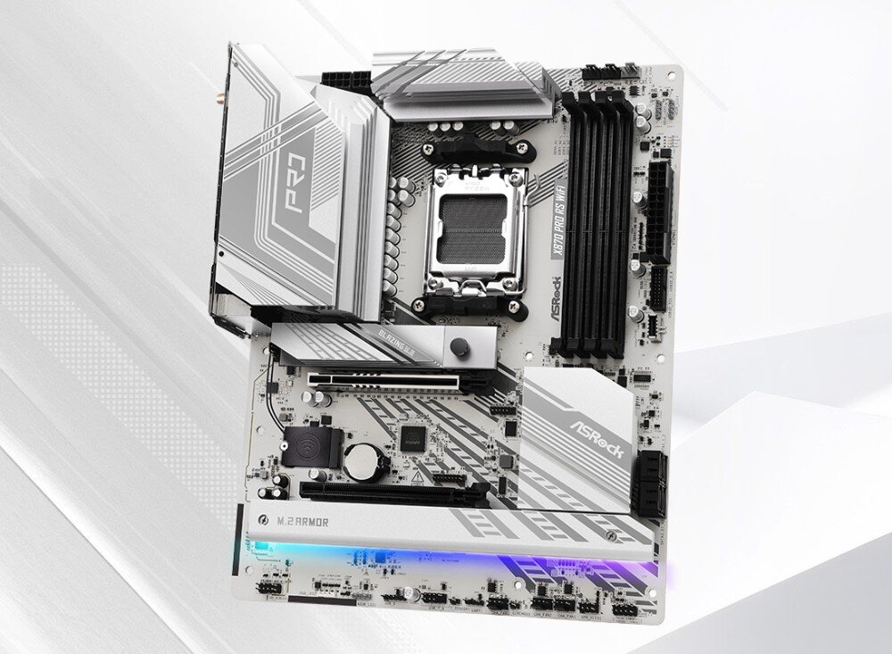 Płyta główna ASROCK X870 Pro RS WiFi Pełny widok białej płyty głównej na jasnym tle, z widocznymi slotami RAM, gniazdem procesora i radiatorami