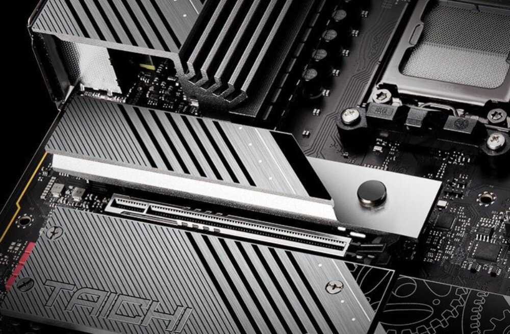 Płyta główna ASROCK X870E TAICHI Lite Fragment płyty z dużymi radiatorami aluminiowymi w czarno-srebrnym kolorze z napisem Taichi, interfejs, dyski M.2, radiatory