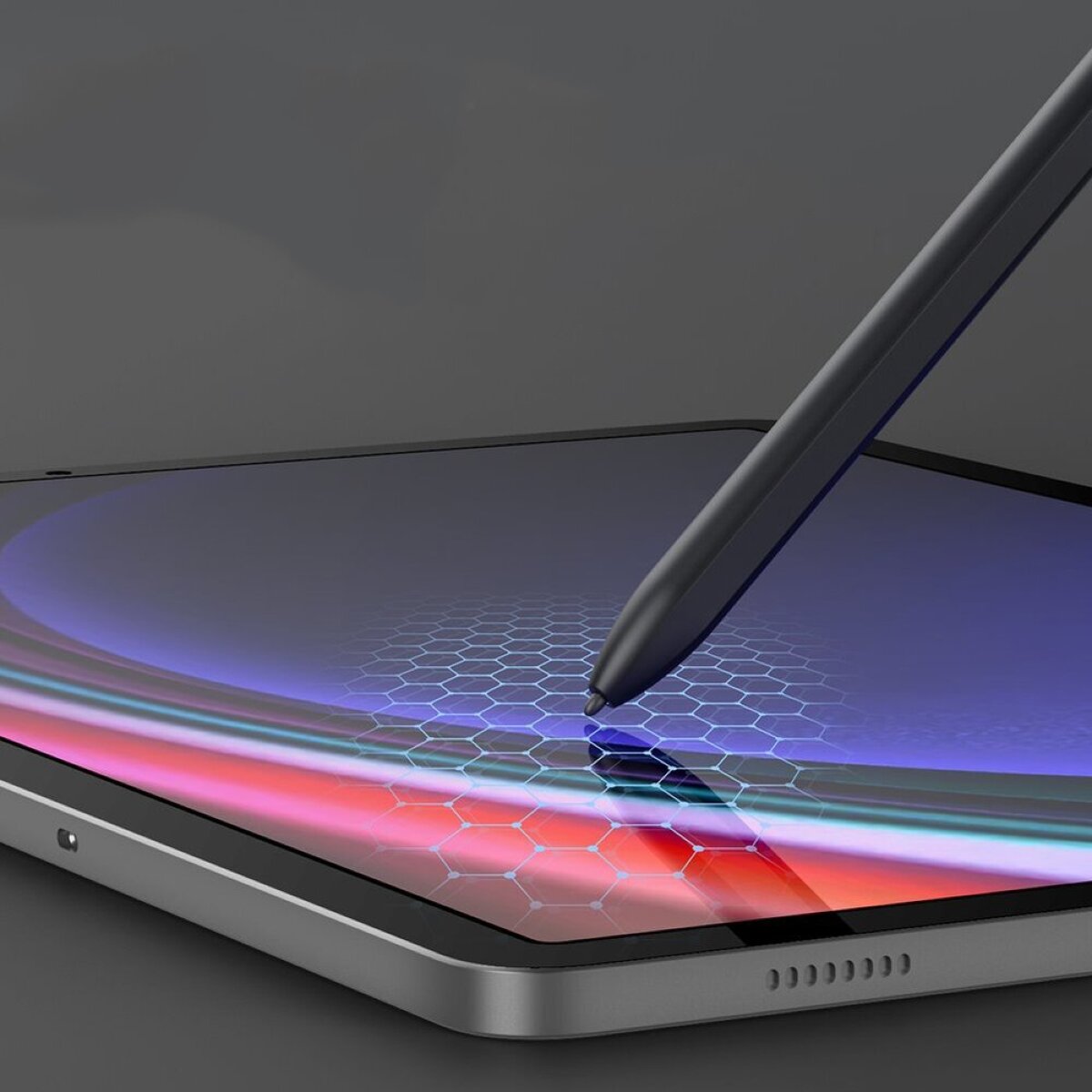 Na obrazie widać rysik dotykający ekran tabletu, na którym widoczny jest kolorowy wzór przypominający siatkę. Tablet ma metaliczną obudowę i widoczne są otwory głośnika.