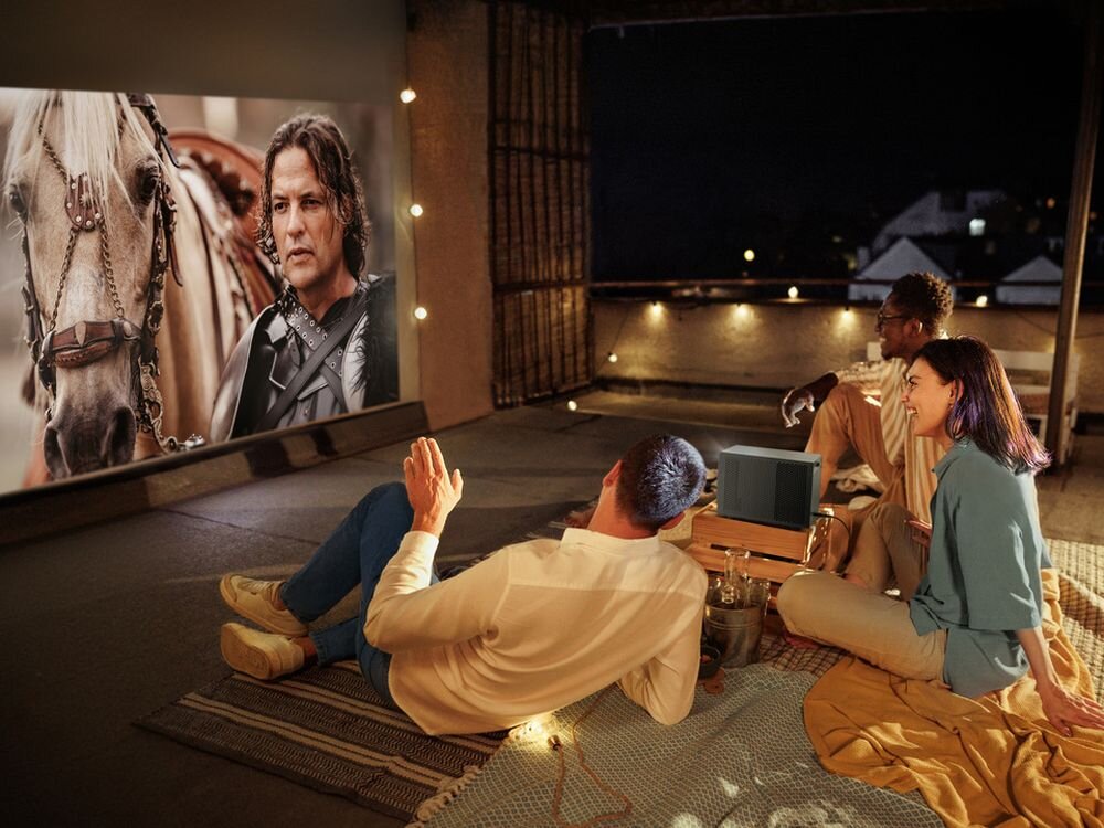 Projektor VIEWSONIC LX60HD Full HD, duży ekran, projekcja, kino domowe, projektor wyświetlający obraz na ekranie projekcyjnym w plenerze