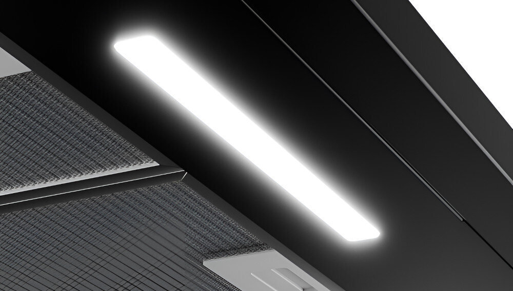 OKAP AKPO WK-4 CLASSIC MINI 60 CZARNY 300 Przedstawiono okap kominowy widziany od spodu, z dwoma metalowymi filtrami przeciwtłuszczowymi. Pośrodku umieszczono podłużną lampę LED, zapewniającą jasne oświetlenie płyty grzewczej pasek LED równomierne oświetlenie energooszczędne jasne widoczność