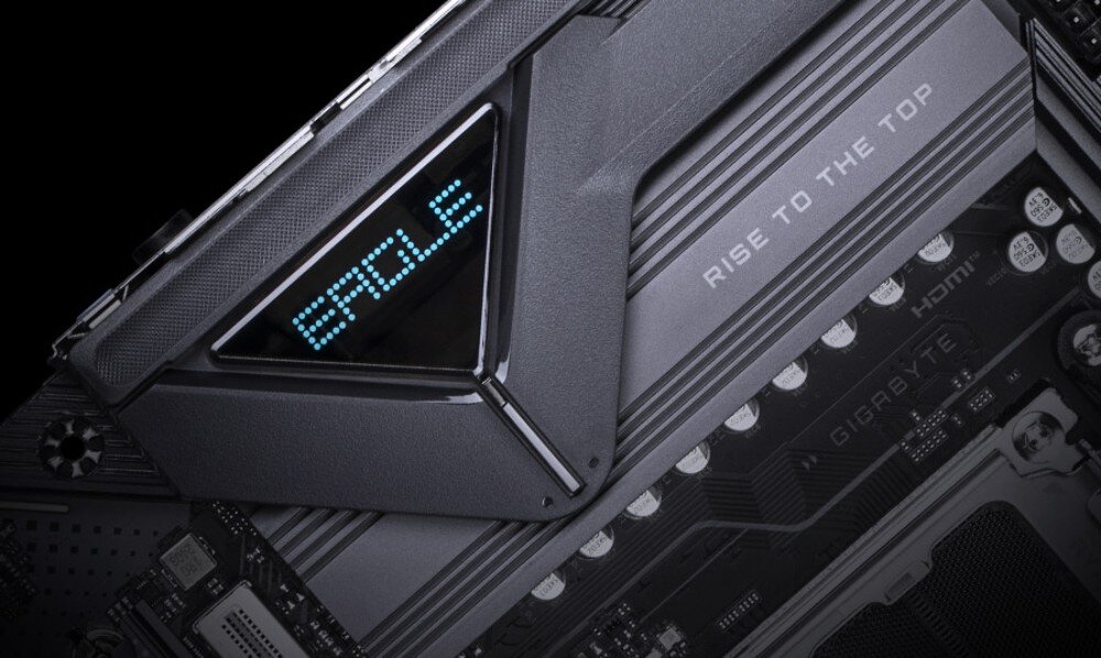 Płyta główna GIGABYTE X870 Eagle WiFi7 Metalowa osłona portów na płycie głównej z trójkątnym elementem z napisem 'EAGLE' i hasłem 'RISE TO THE TOP', chłodzenie, radiatory, osłony dysków M.2, PCB