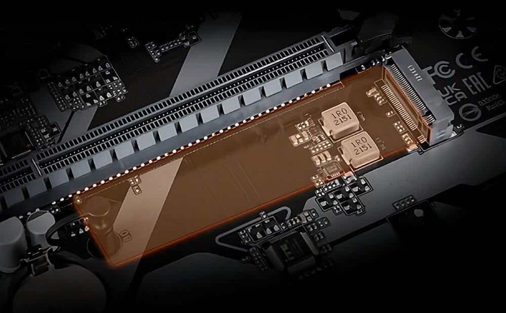 Płyta główna GIGABYTE X870 Eagle WiFi7 Złącze M.2 na płycie głównej z półprzezroczystym pomarańczowym prostopadłościanem wskazującym miejsce montażu dysku, interfejs PCIe 5.0, wzmocniony slot, dyski M.2