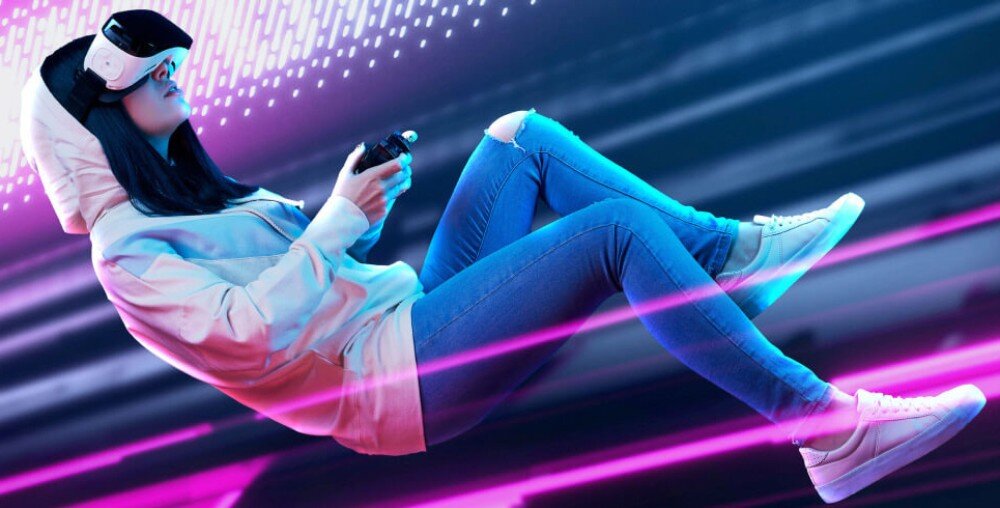 Płyta główna GIGABYTE X870 Eagle WiFi7 Kobieta w goglach VR trzymająca kontroler i unosząca się na tle dynamicznych, neonowych linii, łączność, Wi-Fi 7, antena, port LAN