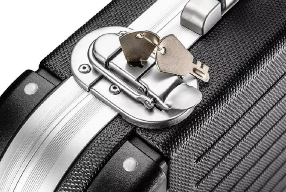 Zestaw narzędzi NEO TOOLS 01-310 zbliżenie na zamknięcie walizki w zamku umieszczony kluczyk praktyczna walizka dedykowane miejsca zamknięcie na kluczyk