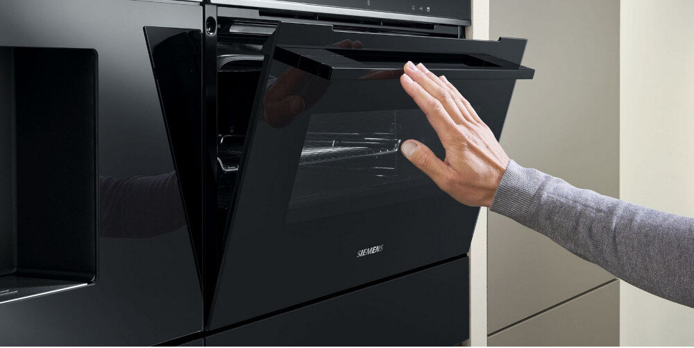 PIEKARNIK SIEMENS HB676GBS1 lifestyle uchylone drzwiczki otwarte dłoń zawiasy płynne bezgłośne zamykanie softMove lekkie delikatne ciche zamykanie domyk amortyzacja