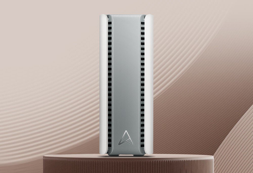 Router ASUS ZenWiFi BT10 Widok z boku białego urządzenia sieciowego z szarym frontem i logo w dolnej części, ustawionego na brązowej podstawce na tle w odcieniach beżu, cechy, działanie, zasięg, sygnał