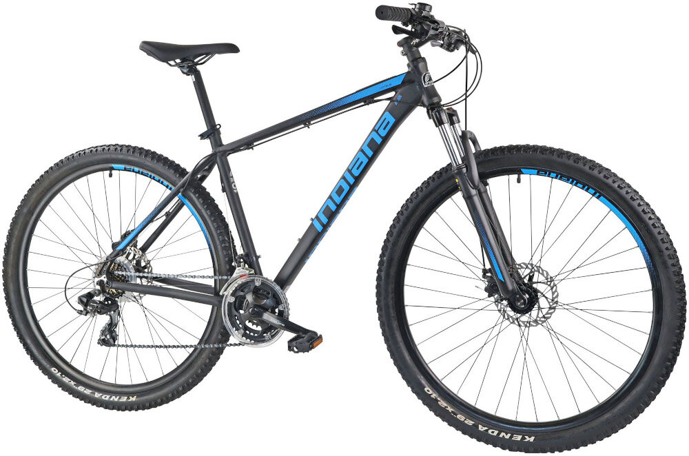 Rower górski MTB INDIANA X-Pulser 1.9 M17 29 cali męski Czarno-niebieski rower na białym tle widoczny od przodu po skosie góral pojazd dla sportowców do jazdy wyczynowej uniwersalny dla amatorów zwrotny łatwo wchodzi w zakręty do jazdy w mieście za miastem w lesie na górskim szlaku w błocie nie za głębokim piachu