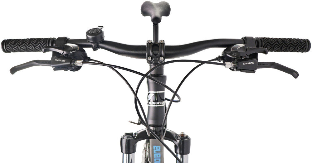 Rower górski MTB INDIANA X-Pulser 1.9 M17 29 cali męski Czarno-niebieski zbliżenie na kierownicę kierownica widoczna od przodu kierownica marki SOVEREIGN typu SE-707 FOV W.680 aluminiowy wspornik SOVEREIGN typu Ahead lekkość trwałość manetki pokryte antypoślizgowym materiałem pewny chwyt