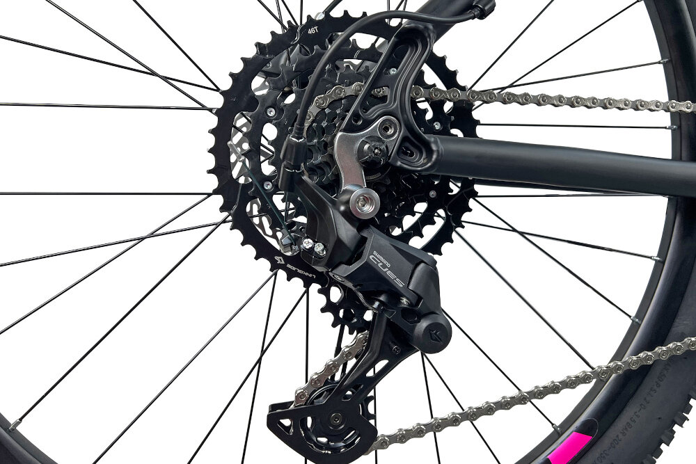 Rower górski MTB INDIANA X-Pulser 3.7 D17 27.5 cala damski Czarno-fuksjowy zbliżenie na tylną przerzutkę przerzutki marki przerzutki marki SHIMANO 9 biegów duża wytrzymałość sprawne działanie zmiana biegów jest płynna i bezproblemowa tylny napęd SHIMANO CUES niewiarygodnie płynna szybka zmiana przełożeń wytrzymałość