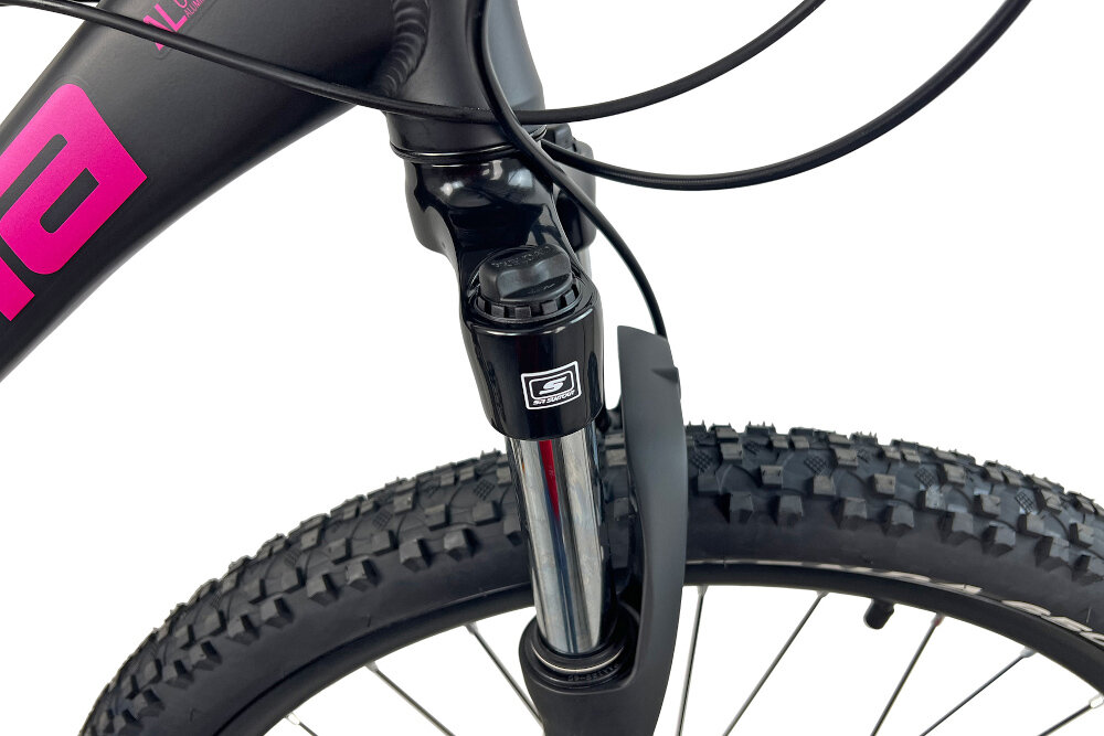 Rower górski MTB INDIANA X-Pulser 3.7 D17 27.5 cala damski Czarno-fuksjowy zbliżenie na amortyzator rower typu hardtail przedni amortyzator marki SUNTOUR typu XCE-30 1 1/8 Disc ułatwia najeżdżanie na przeszkody niweluje wstrząsy niska masa roweru duża sztywność regulacja za pomocą sprężyny obsługa poprzez manetki