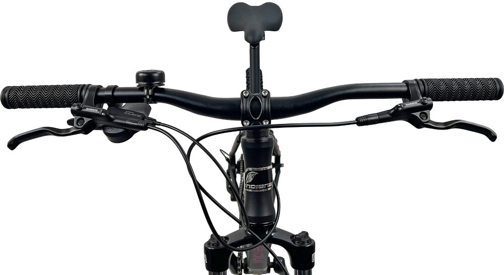 Rower górski MTB INDIANA X-Pulser 3.7 D17 27.5 cala damski Czarno-fuksjowy zbliżenie na kierownicę kierownica widoczna od przodu kierownica marki MODE typu HB-023 FOV W.680 aluminiowy wspornik INDIANA typu Ahead HS-078 FOV lekkość trwałość manetki pokryte antypoślizgowym materiałem pewny chwyt