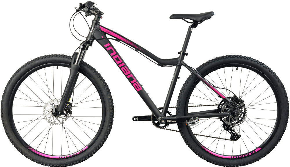 Rower górski MTB INDIANA X-Pulser 3.7 D17 27.5 cala damski Czarno-fuksjowy rower na białym tle widoczny z boku specjalne gwinty możliwość przymocowania uchwytu na bidon odblaski dobrze widoczny na drodze bezpieczna jazda dzwonek na kierownicy